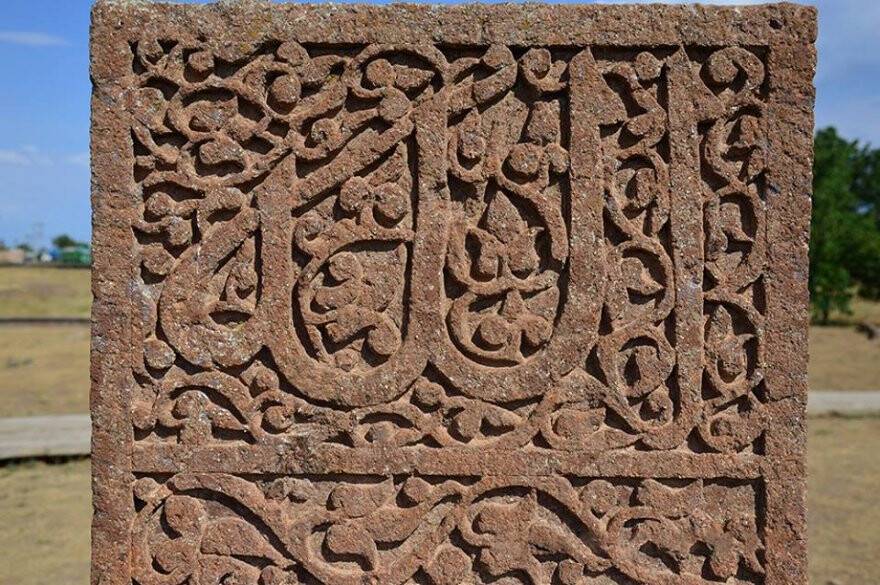 4--allah-lafzinin-rumi-desenlerle-bezenerek-lâle-figurleriyle-desteklenerek-tas-oymaciliginin-bir-sehaseri;-ahlattaki-selcuklu-kabir-taslari...jpg 4--allah-lafzinin-rumi-desenlerle-bezenerek-lâle-figurleriyle-desteklenerek-tas-oymaciliginin-bir-sehaseri;-ahlattaki-selcuklu-kabir-taslari...jpg