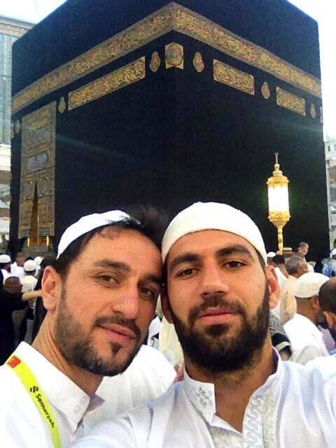 selim-ay-ve-erdinc-yavuz’dan-kabe’de-selfie.jpg